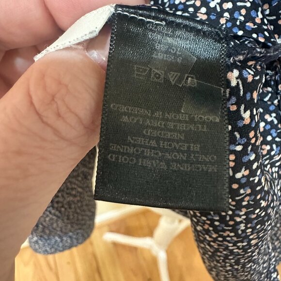 ANN TAYLOR Petite Med Navy Blue w/floral design V Neck Flowy Long Sleeve - Picture 12 of 13